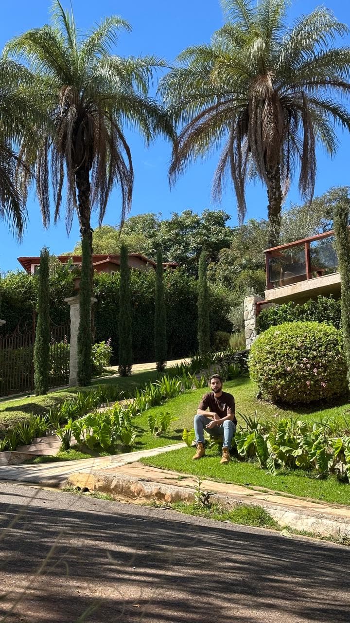 Espaço verde contemporâneo projetado pela PlanteComigo