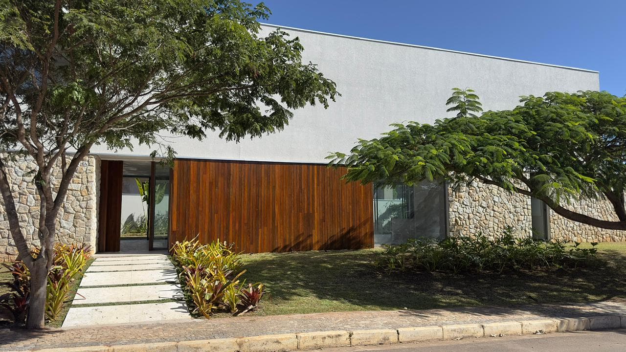 Ambiente moderno com plantas e arquitetura contemporânea